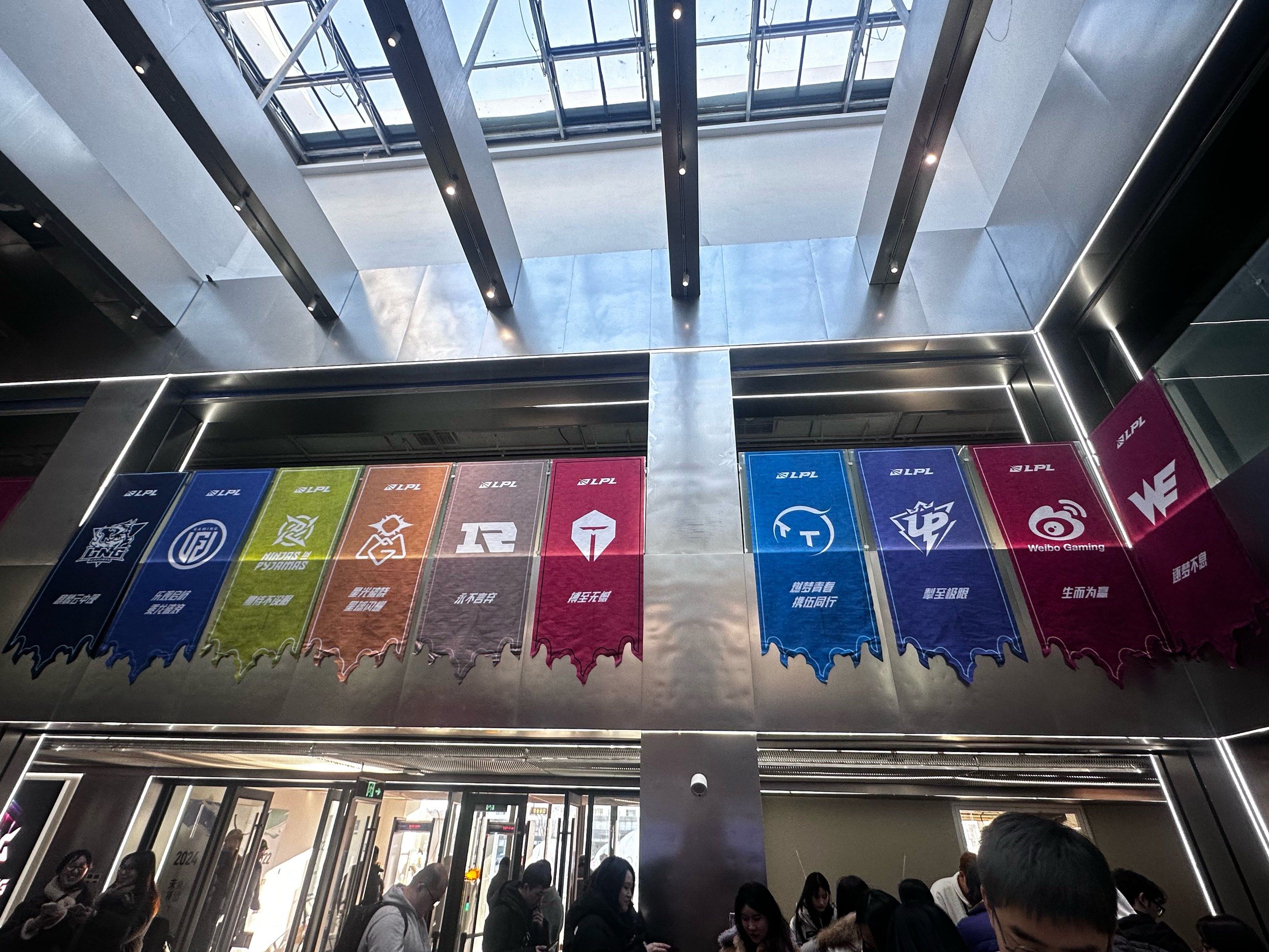 九游官网-包含Rookie重返赛场，锐不可当首场状态出色，热火观众沸腾！赛场气氛高涨的词条-九游官网