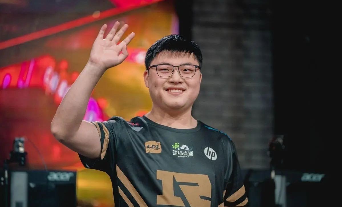 九游APP-Uzi在C9比赛中表现优异，出色发挥引发热议！全场沸腾不已-九游APP